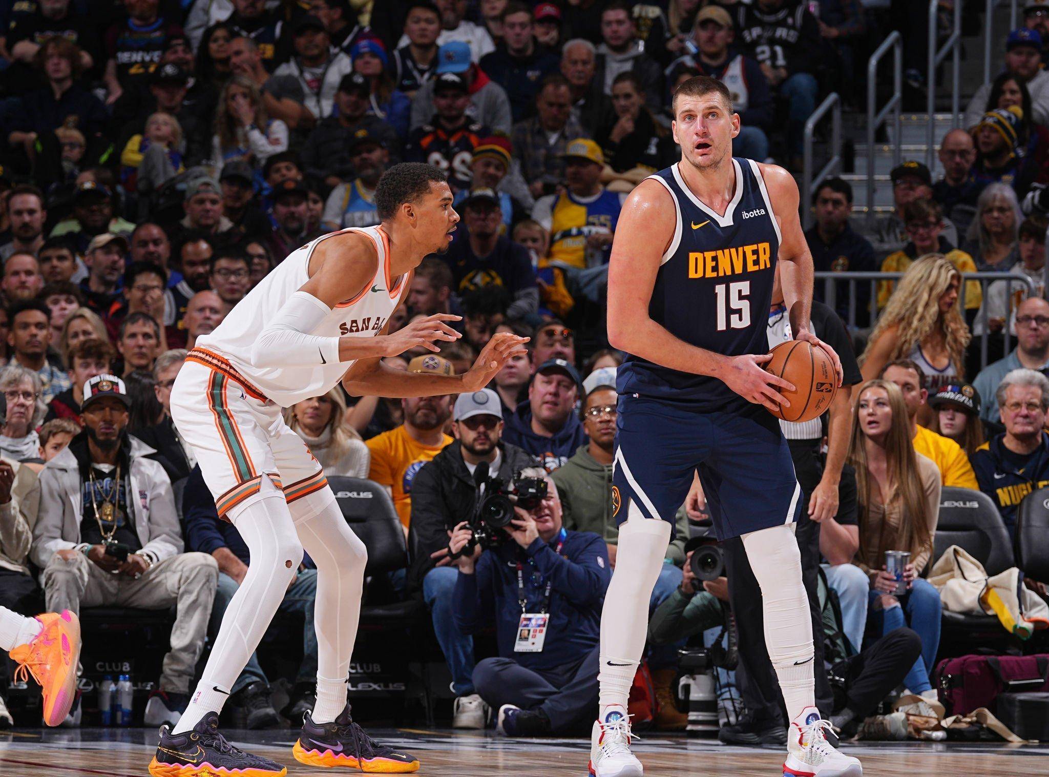 极速飞驰！25岁哈兰德狂轰英超百球，即将超越德罗巴和C罗（风驰电掣！25岁哈兰德英超进球破百，逼近德罗巴与C罗纪录）