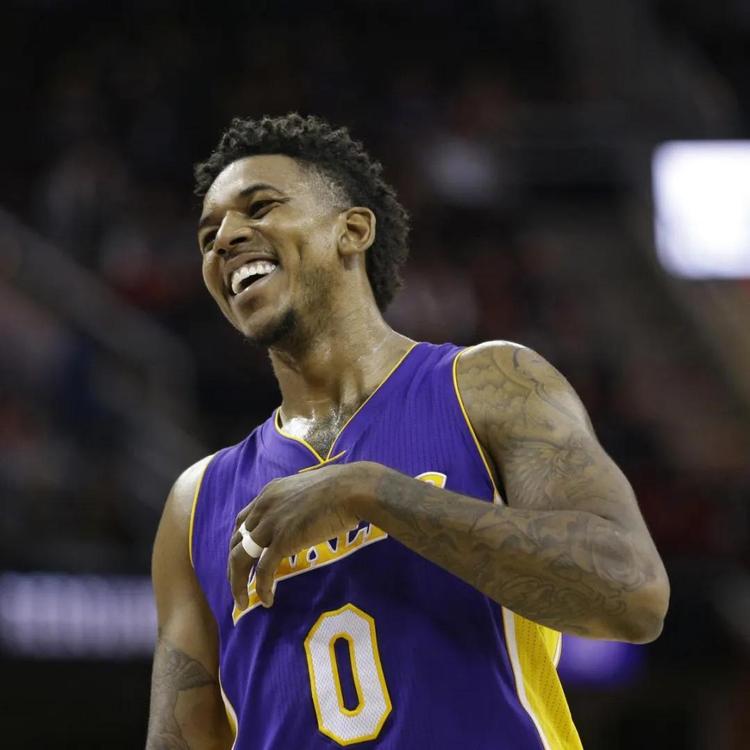 马德兴：中国足球受冷遇因成绩没突破，地方超火爆是大众怒其不争（马德兴：中国足球因成绩停滞遭冷落，地方热度背后是公众对其不争气的怒火）