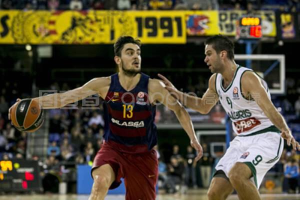 暖心，赫伊森和居莱尔赛前列队时把外套脱给球童以抵御寒冷（暖心一幕：赫伊森与居莱尔赛前将外套递给球童御寒）