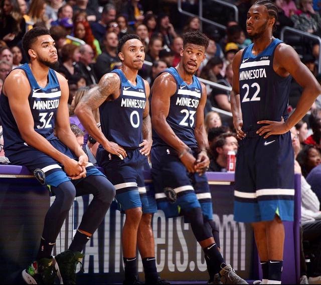 詹姆斯失误频出，湖人半场战平太阳（詹姆斯失误不断，湖人半场与太阳打成平手）