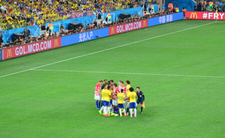 合力破局，共筑美好未来（聚力突围，共创美好未来）