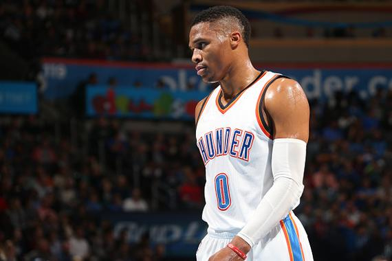 篮球湖人球迷制作大型海报欢迎队内新援（湖人球迷以巨幅海报欢迎新援加盟）