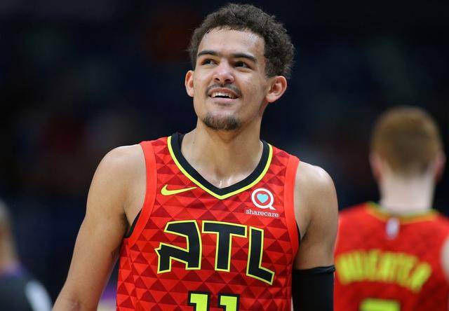 问题不大！文班亚马空切接球脱手差点失误 调整一下直接放篮！（无碍！文班亚马空切接球出现脱手险情，冷静调整轻松上篮）