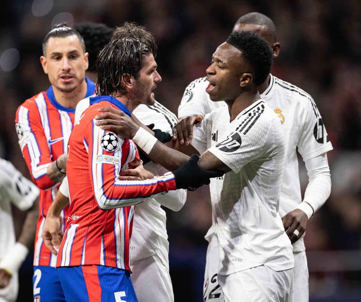 球衣颜色相近？当值主裁把维罗纳与乌迪内斯搞混了（球衣撞色惹祸？当值主裁把维罗纳误认成乌迪内斯）