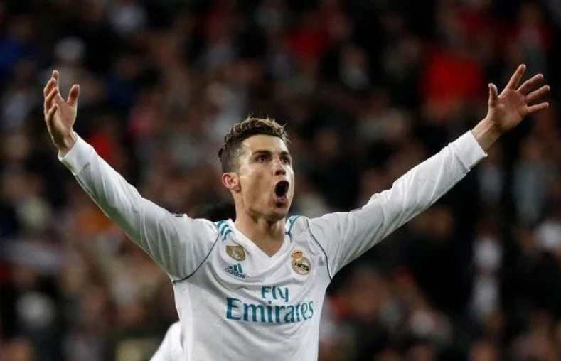 前锋关键时刻破门，球队士气高涨（射手临危建功，全队斗志被点燃）